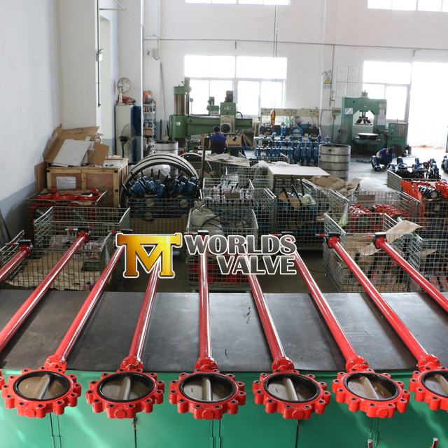 Длинный стержень и постучал постукивающую бабочку с резиновой лайнером